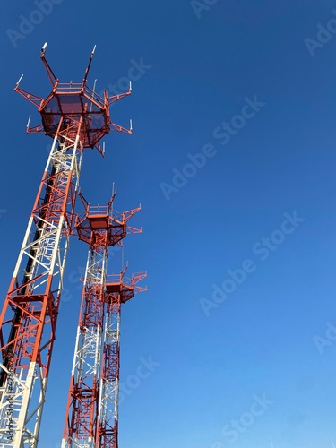 Torre de antenas para radiocomunicaciones de navegación aérea. Concepto de telecomunicaciones.
