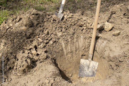 scavare una buca con il badile