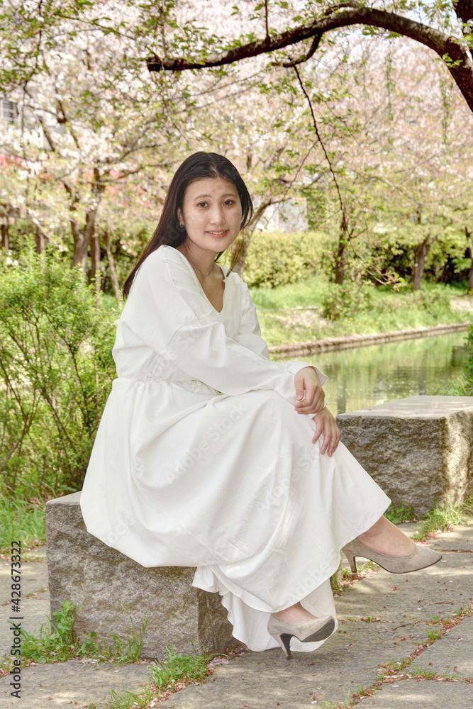 木陰で休む女性 木陰で休む女性