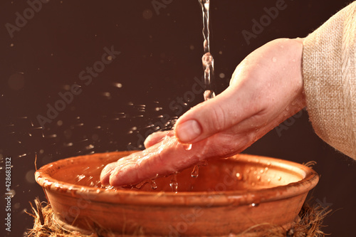 Foto Jewish purification ritual, clean the hand, wasching