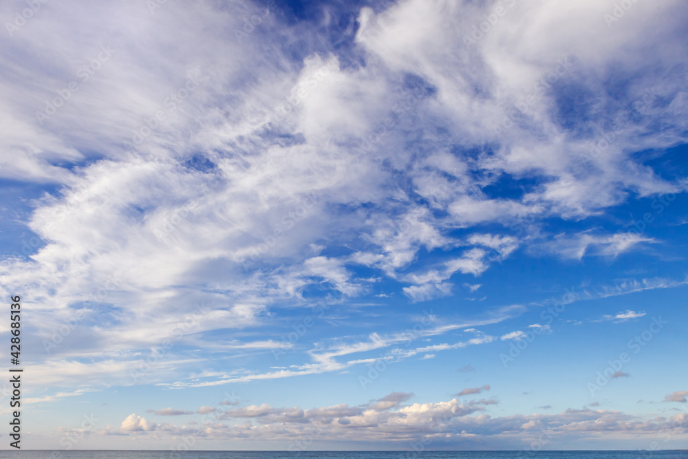 Obraz premium Beautiful sky over the sea with cirrus and small cumulus clouds