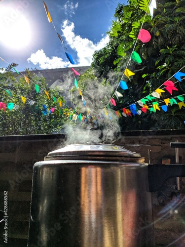 Panela de pressão - Cozinhando amendoim - São João photo