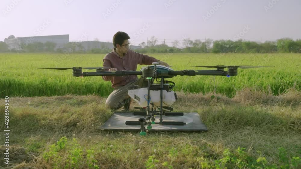 Engineers are inspecting Agricultural drones are taking off to spray medicine or fertilizers into the rice fields.
Engineers are inspecting Agricultural drones are taking off to spray medicine or fertilizers into the rice fields.