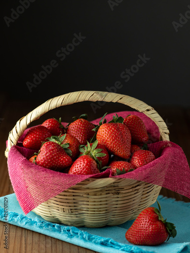 Canasta con fresas rojas, dulces y jugosas.