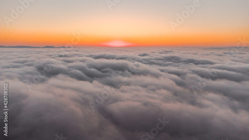 vista aérea de atardecer sobre las nubes 