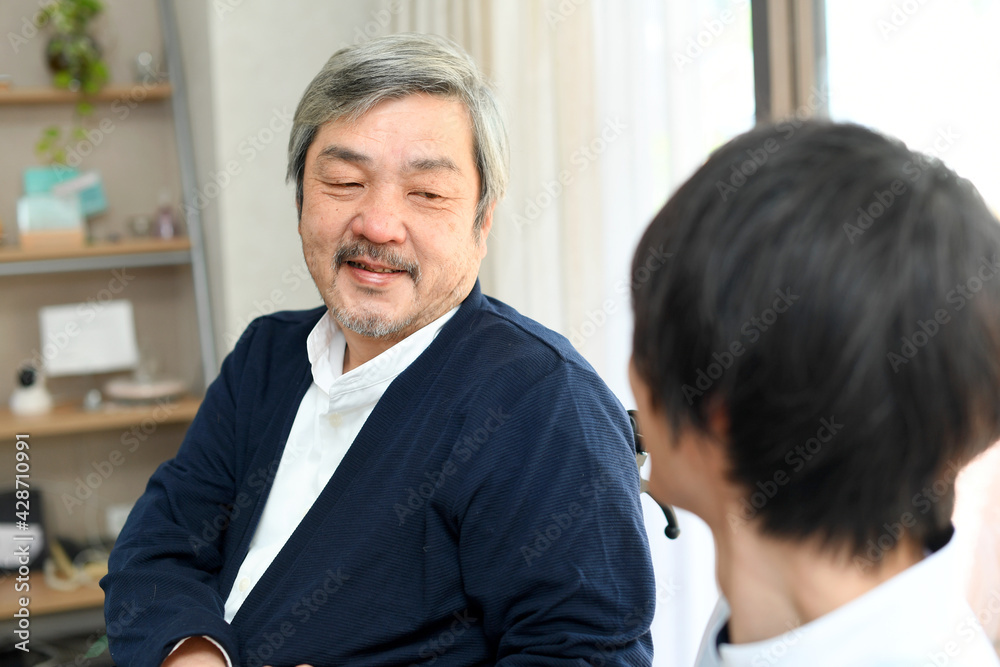 Obraz premium 会話をする白髪のシニア（中高年）男性