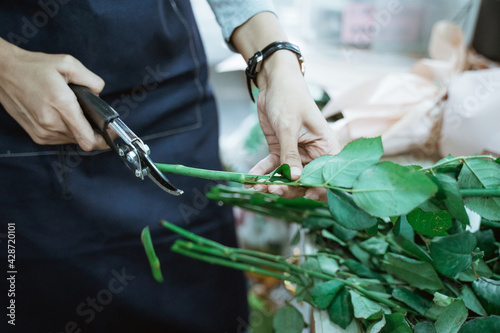 Fototapet close up flower shop woman hand flower stalk cutting working in the flower shop
