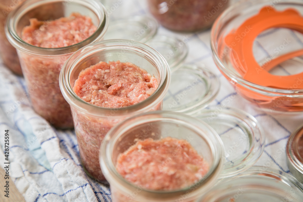 Hackfleisch aus Schwein und Rind roh in Einkochglas und Weckglas zum Einkochen Einwecken hausgemacht in Küche für Haltbarkeit und Vorrat Hackfleisch aus Schwein und Rind roh in Einkochglas und Weckglas zum Einkochen Einwecken hausgemacht in Küche für Haltbarkeit und Vorrat