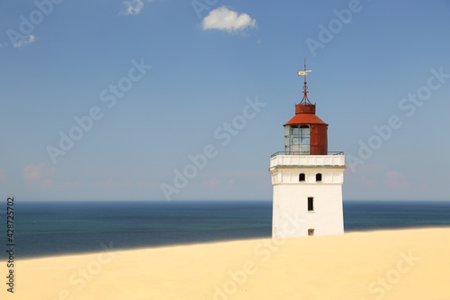 lighthouse on the coast © M. & S.-N. Petersen