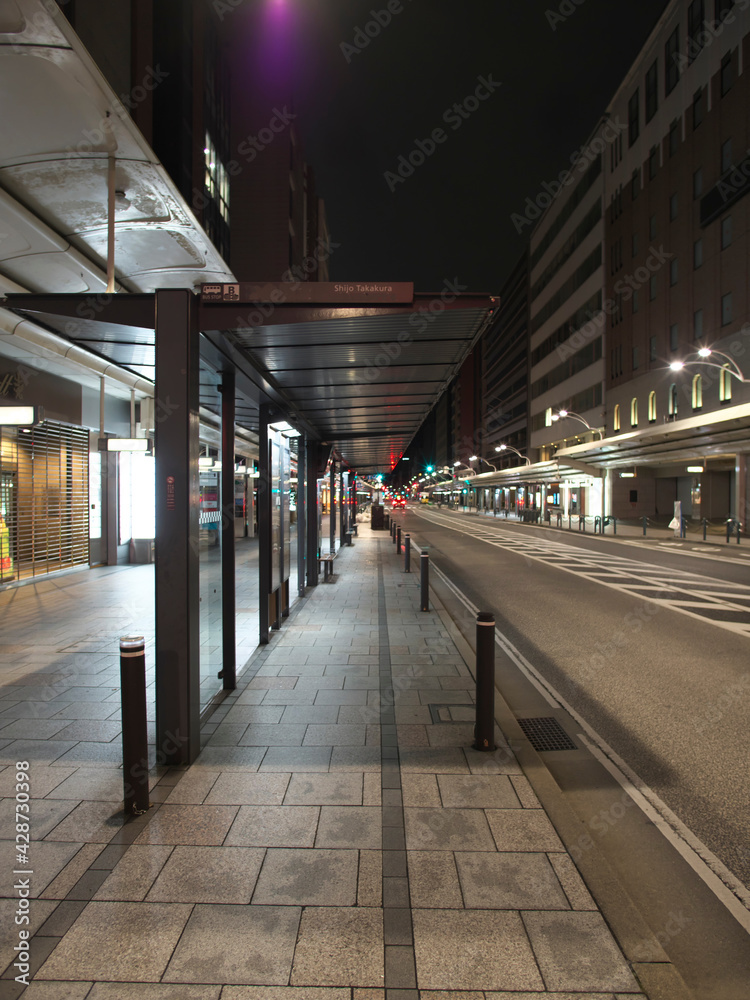 Fototapeta premium Kyoto,Japan-April 5, 2021: Midnight scene of Shijo Takakura bus stop, the main shopping district in Kyoto, Japan 