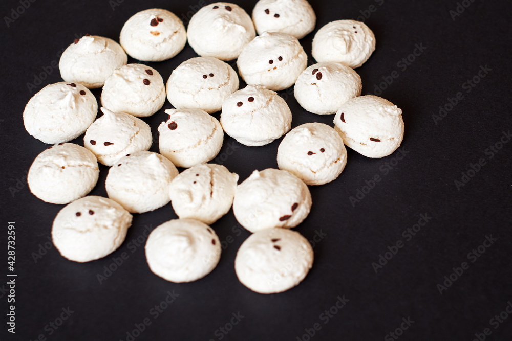 Obraz premium Funny and delicious meringue ghoast as halloween party decor. 