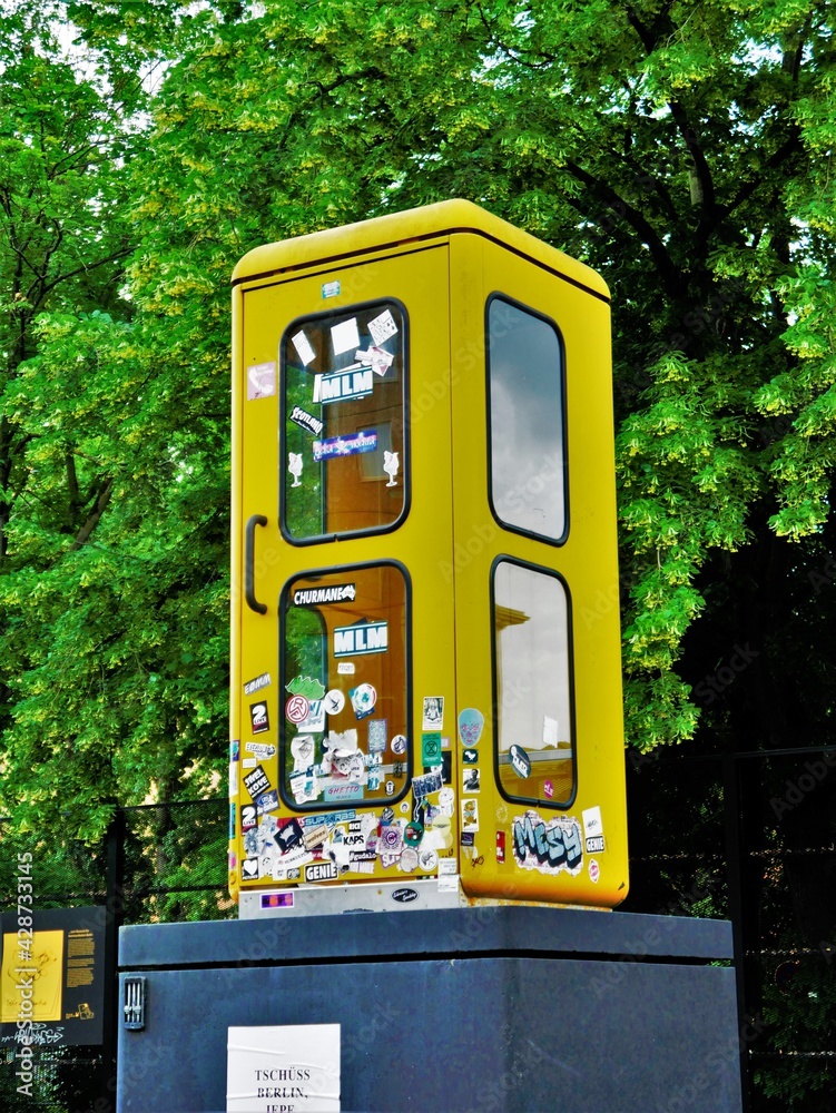 Fototapeta premium Alte Telefonzelle aus Berlin.