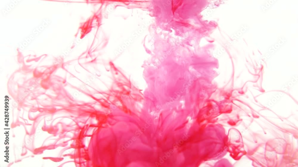 Encre et peinture rouge qui se diluent dans l'eau