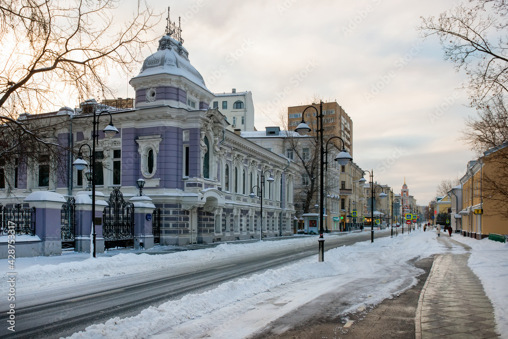 Obraz premium View of the Pyatnitskaya street on a frosty winter morning after heavy snow.