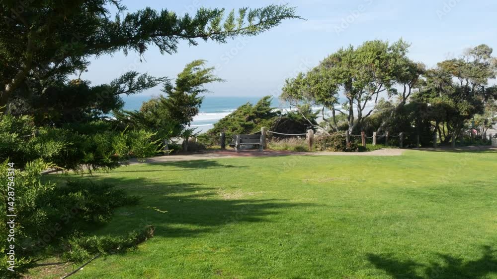 Seagrove recreation beach park in Del Mar, California USA. Seaside garden with lawn in waterfront resort. Green grass and ocean coast view from above. Picturesque coastline vista point on steep hill. Seagrove recreation beach park in Del Mar, California USA. Seaside garden with lawn in waterfront resort. Green grass and ocean coast view from above. Picturesque coastline vista point on steep hill.
