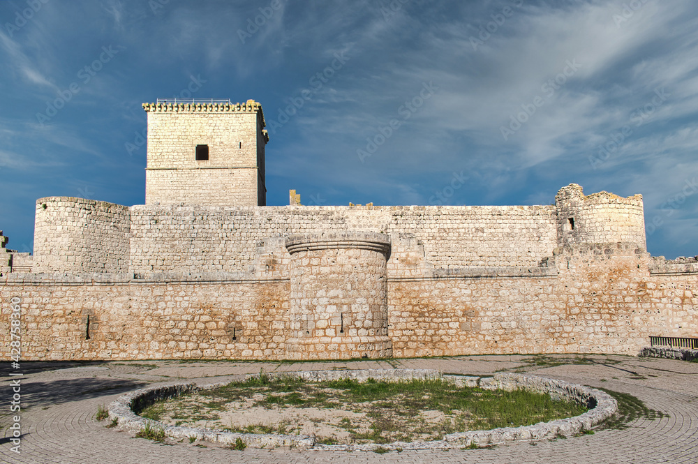 Castillo medieval del siglo XV en Portillo, provincia de Castilla y León, España