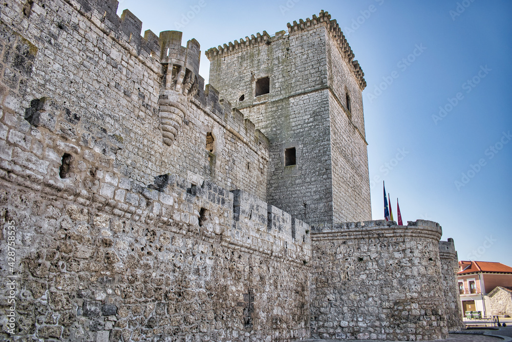 Murallas, almenas y torre del homenaje del castillo medieval de Portillo en la provincia de Valladolid, España