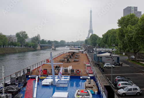 In the port of Grenelle there are ships and cars photo