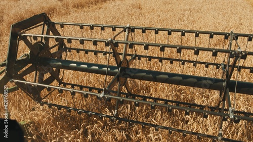 Fotografía Closeup view of the rotary straw walker of a modern combine harvester cutting and threshing ripe wheat grain