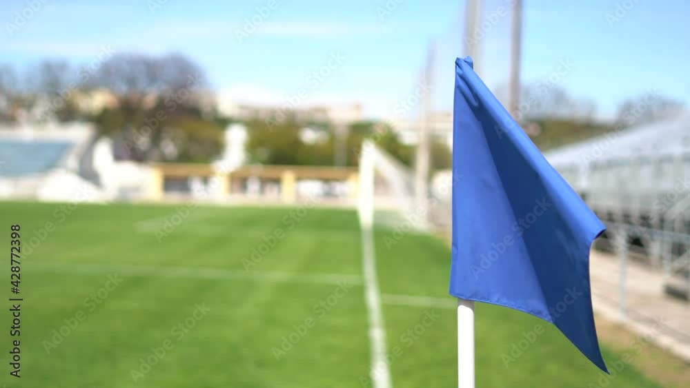 Bandera azul de corner de un campo de futbol ondeando al viento