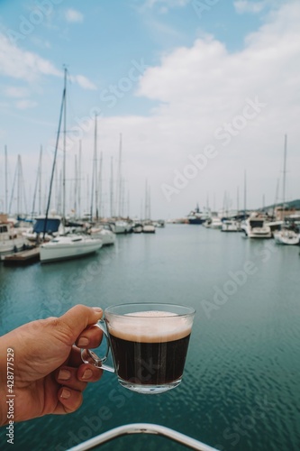 Canvas Print morning coffee with boats in the bay
