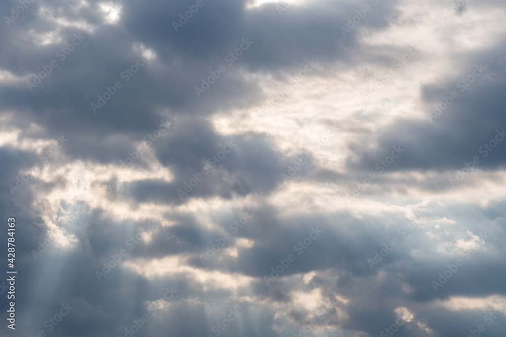 Fototapeta premium Rayons de soleil perçant un ciel menaçant