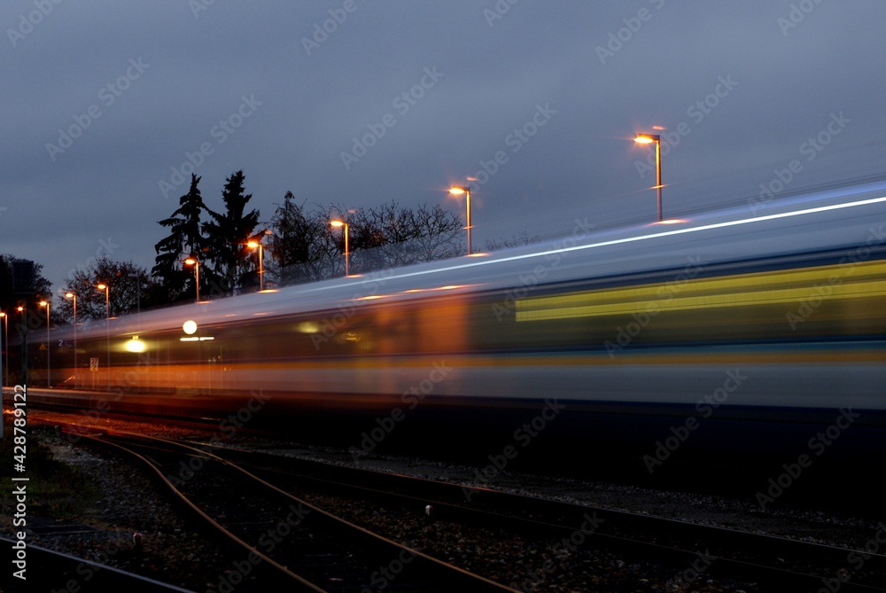 Fototapeta premium Bahnhof bei Nacht