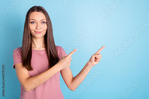 фотографія Photo of young charming attractive young woman point fingers empty space promo i