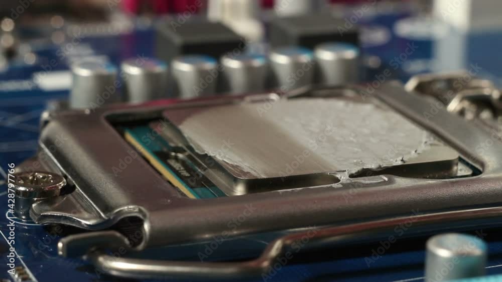 Cleaning thermopaste on the CPU. Works on assembly of the computer in the service center.
Cleaning thermopaste on the CPU. Works on assembly of the computer in the service center.