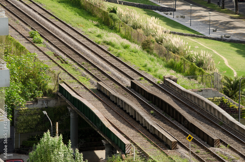 Obraz premium Train tracks in the city of Buenos Aires
