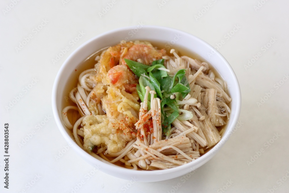 えのきだけと天ぷらが入ったうどん えのきだけと天ぷらが入ったうどん