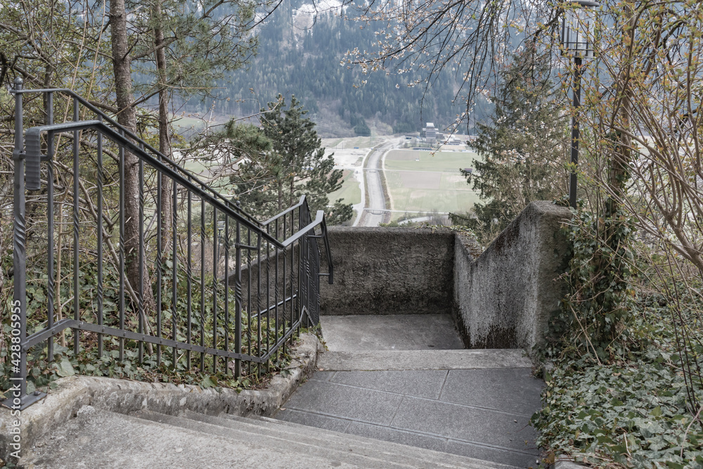 Steinerne Treppe mit Geländer aus Schmiedeeisen