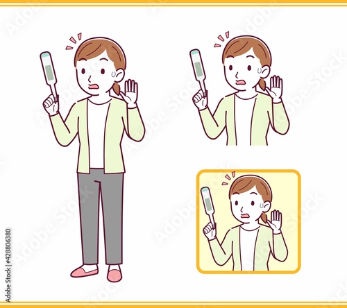 カーディガンを着た若い女性