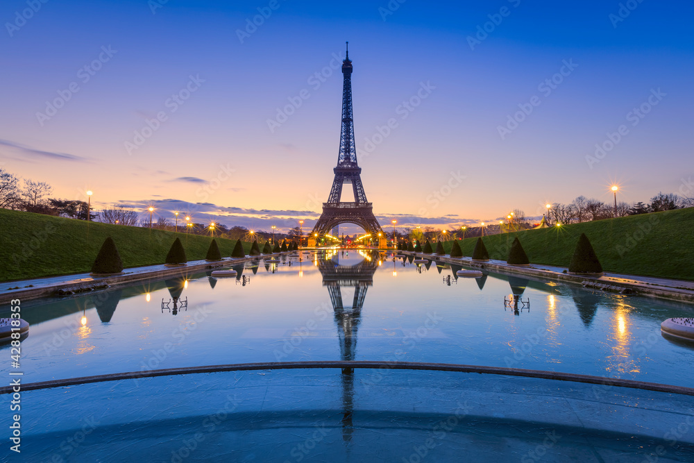 Obraz premium Frozen reflections in Paris. Eiffel Tower at sunrise from Trocadero Fountains 