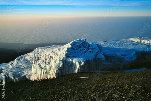 Ein letzter Gletscherrest im ersten Morgenlicht auf dem mit 5895 Meter hohen Kilimandscharo,  auch als Uhuru Peak oder Kibo bezeichnet. Infolge des Klimawandels wird der Kibo bald eisfrei sein. photo