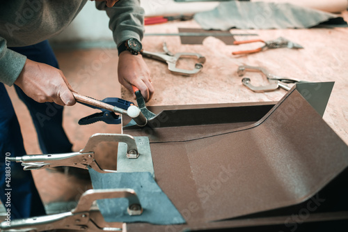 Tableau sur toile close up of a Worker hands use scissors to cut the metal sheet