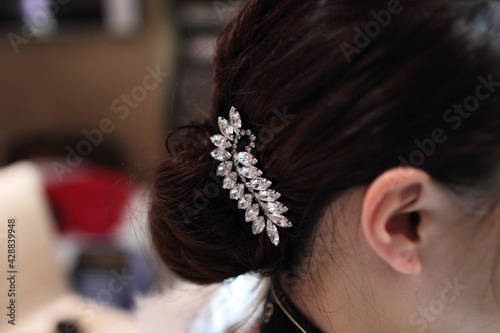 The hair accessories on the brides' heads when Asian women get married are shining brightly