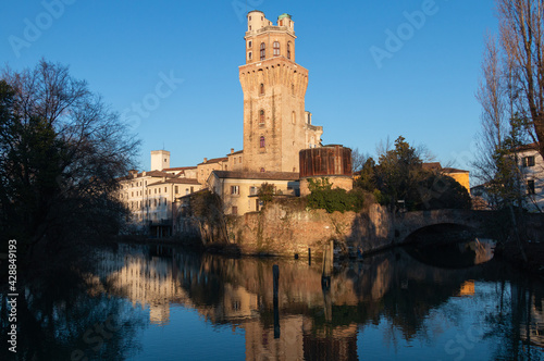 torre antigua con reflejo en el agua