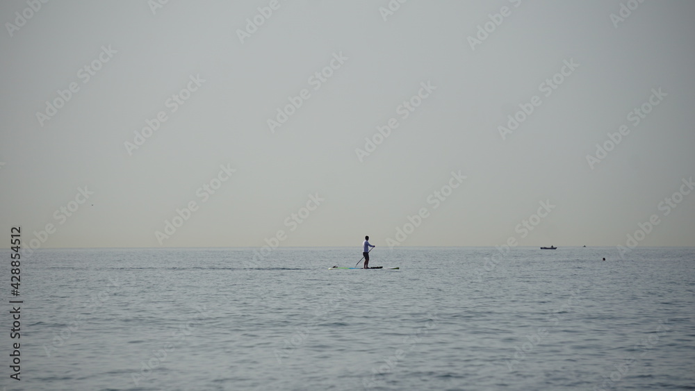 Naklejka premium boat on the sea in horizon