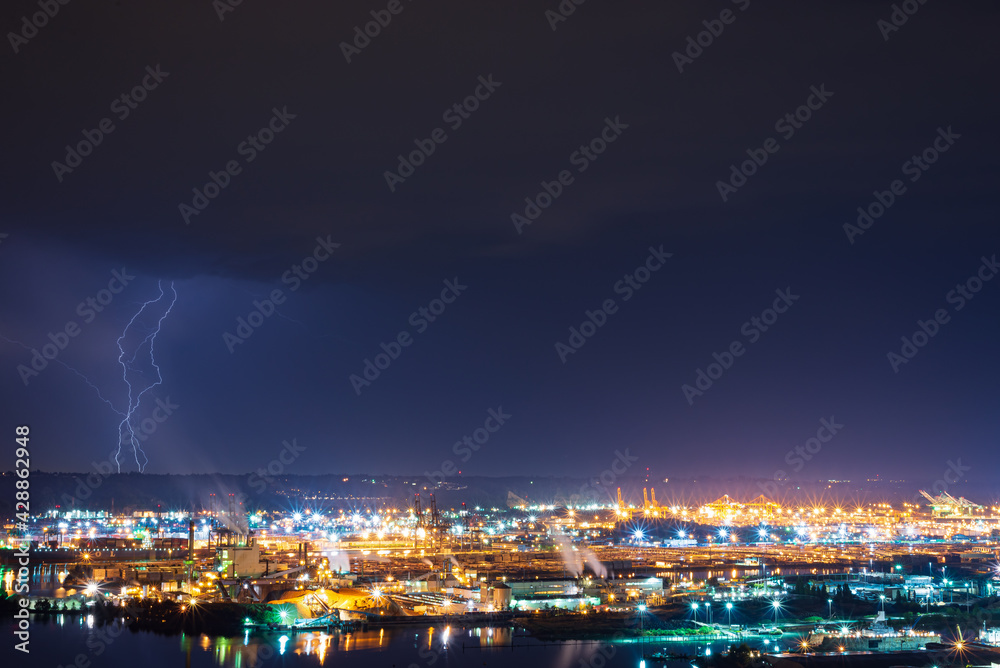 Fototapeta premium lightning over the city