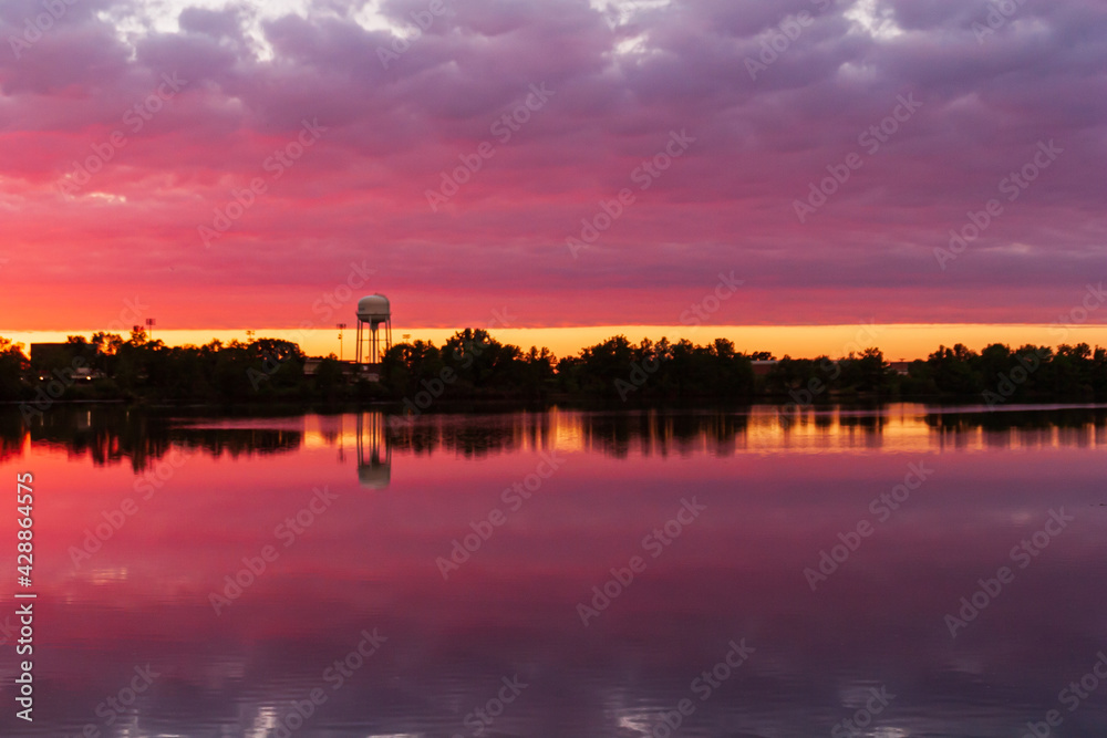 Naklejka premium sunset on the lake in Minnesota
