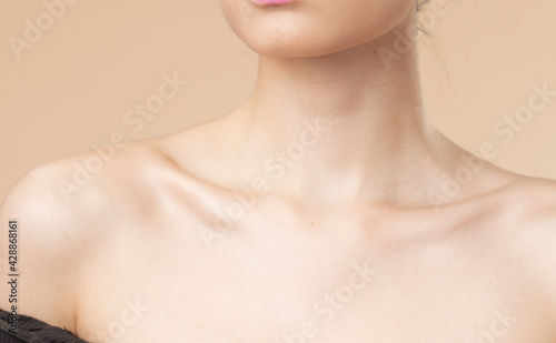 Fotografie, Obraz Women neck and shoulders on nude background