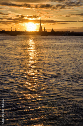 Obraz na płótnie Sunset over the Neva River. w salonie
