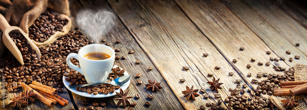 Obraz na płótnie Coffee Espresso Cup With Beans And Cinnamon On Wooden Table w salonie