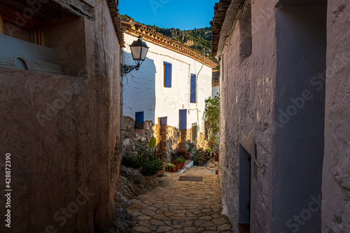 Fototapeta Naklejka Na Ścianę i Meble -  Sot de Chera narrow streets and picturesque houses, in the early morning.