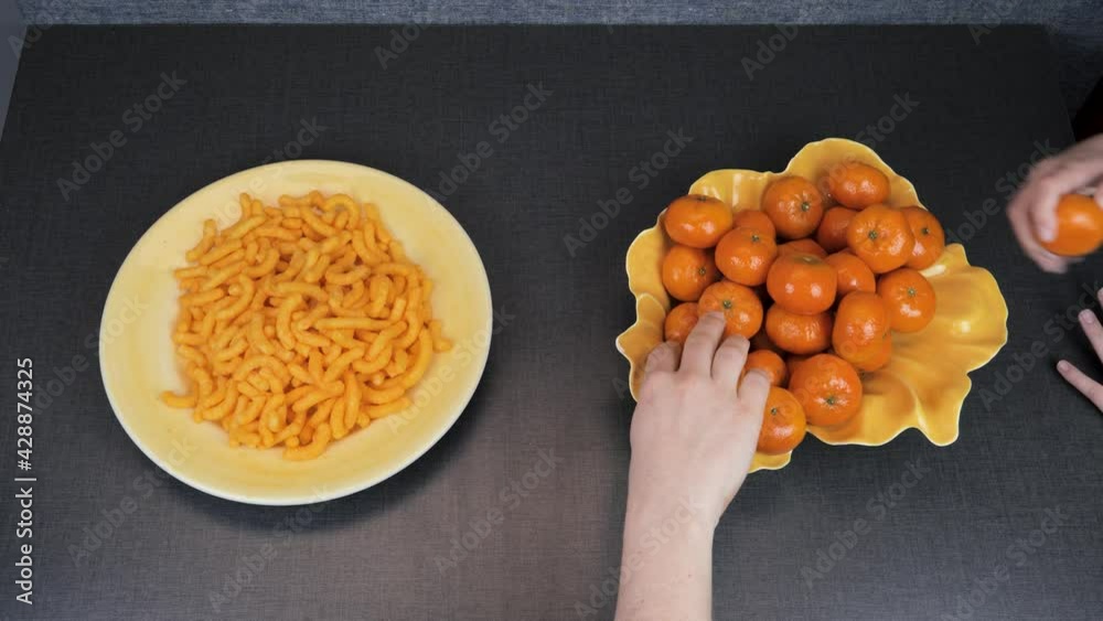 Video Stock An entire family choose healthy fruit instead of cheese