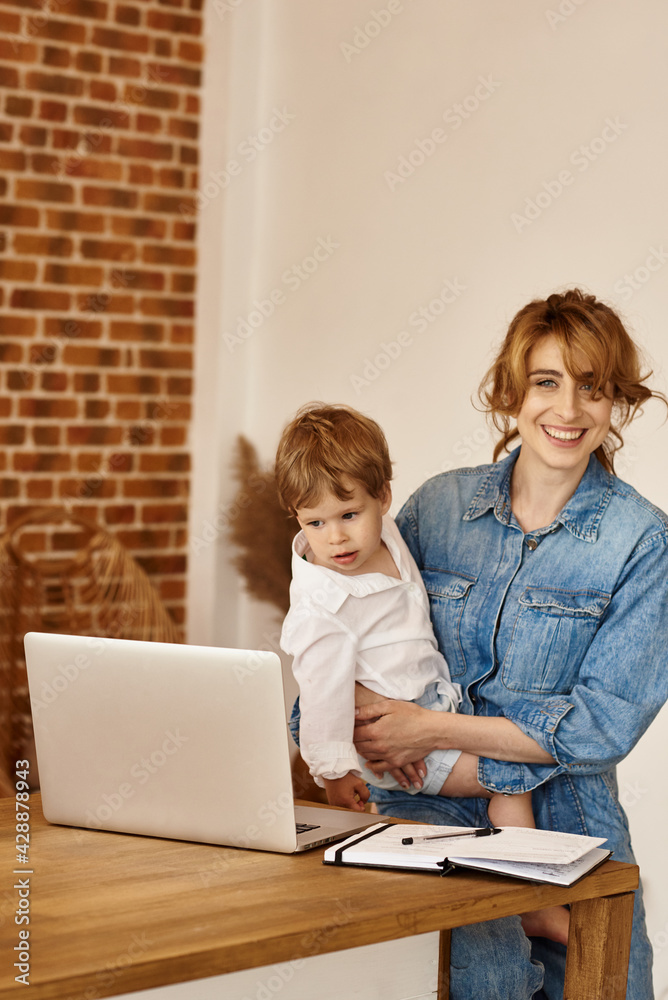 Mom works at the computer Mom works at the computer
