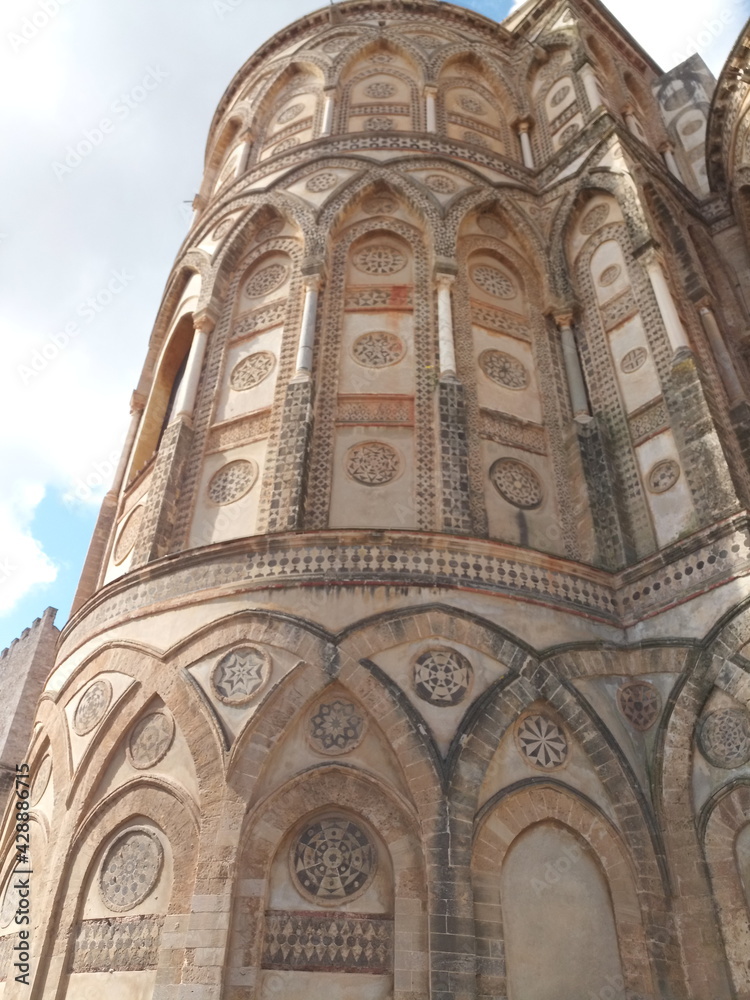 Duomo di Monreale, Cattedrale di Santa Maria Nuova è il principale luogo di culto cattolico di Monreale, nella città di Palermo. Sicilia