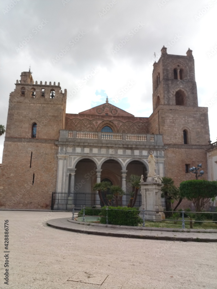 Duomo di Monreale, Cattedrale di Santa Maria Nuova è il principale luogo di culto cattolico di Monreale, nella città di Palermo. Sicilia