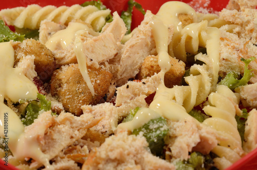 Tableau sur toile ensalada cesar con pollo y crutones